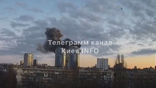  Raketa mbi dy ndërtesa në Kiev, tymi mbulon kryeqytetin  (VIDEO)