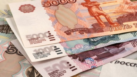 Pas goditjes nga lufta dhe sanksionet, rimëkëmbet monedha ruse 