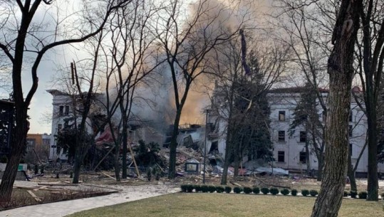 ‘Strehoheshin qindra civilë’, rusët bombardojnë një Teatër në Mariupol