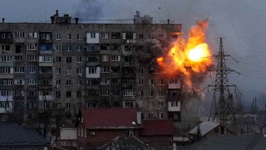 Mbetjet e raketës ruse godasin banesat në Kiev, raportohet për një të vdekur dhe tre të plagosur