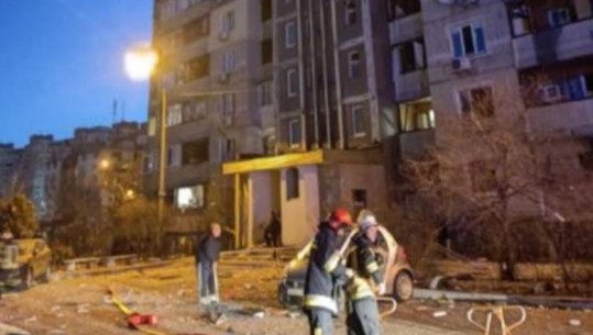 Bombardohet një ndërtesë banimi në Kiev, një i vdekur dhe tre të plagosur (VIDEO)