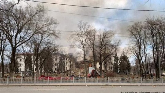 130 persona janë nxjerrë të gjallë nga teatri i bombarduar në Mariupol