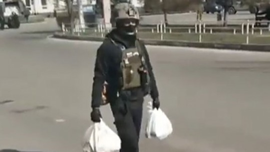 E uritur, por krenare! Ukrainasja refuzon ushqimet nga ushtarët rusë (VIDEO)