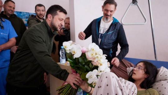 Zelensky viziton 16-vjeçaren e plagosur në spital, i dhuron një tufë më lule