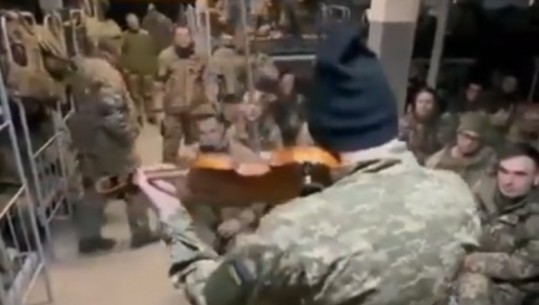 Ushtari lë për pak armën dhe merr violinën, luan himnin ukrainas dhe emocionon me performancën e tij në bunker (VIDEO)