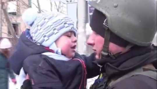 Qan dhe grindet, vogëlushi s'pranon t'i japë lamtumirën e fundit babait të tij që do t'i ribashkohet luftës në Ukrainë (VIDEO)