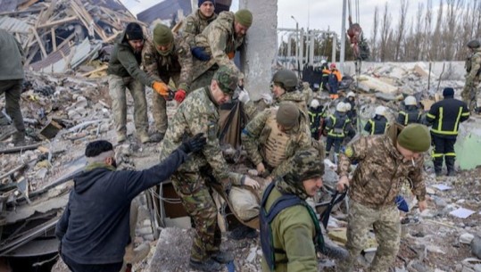 FOTO/ Në Mykolaiv vriten 40 ushtarë ukrainas nga një sulm ajror