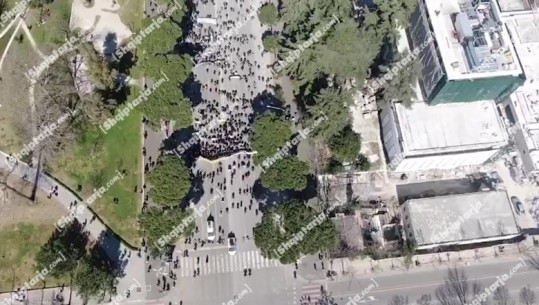 Pamje ekskluzive me dron nga protesta në Tiranë, qytetarët mblidhen para Kryeministrisë  