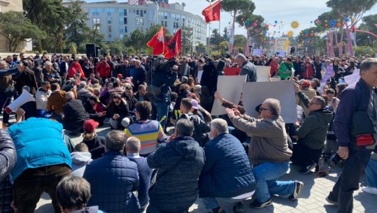 Protesta në Tiranë, një pjesë e qytetarëve ulen në gjunjë para kryeministrisë