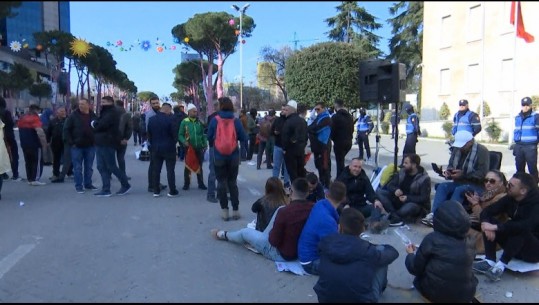 Protesta kundër rritjes së çmimeve, pak qytetarë para kryeministrisë, një pjesë ulen në Bulevard