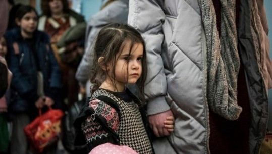 Fëmijët ukrainas të kërcënuar nga trafikantët e qenieve njerëzore, UNICEF: Ka mijëra vogëlush që detyrohen të ikin vetëm nga vendi për t'i shpëtuar luftës