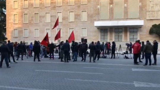 Protesta kundër rritjes së çmimeve, një grup i vogël qytetarësh mbajnë të bllokuar rrugën para kryeministrisë: Do qëndrojmë 24 orë