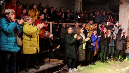 Teatri një ‘bunker’ për frikën e luftës! Artistët performojnë për ukrainasit teksa bombardimet vazhdojnë 