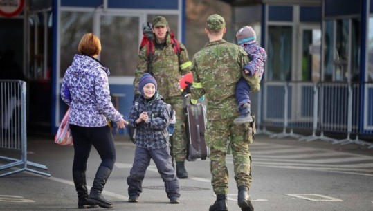 Qeshin me zemër, dy oficerë luajnë me disa fëmijë ukrainas në kufirin sllovak: Duam t’i bëjmë largimin nga vendi i tyre sa më të lehtë 