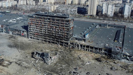8 persona u vranë nga bombardimi ruse, foto si është shkatërruar qendra tregtare pas sulmit të ushtrisë Ruse