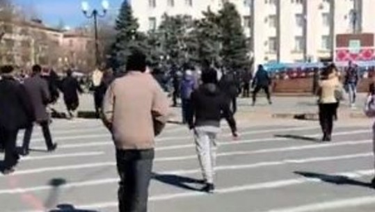 Momente të frikshme, rusët hapin zjarr ndaj grupit të civilëve që po protestonin në Kherson (VIDEO)