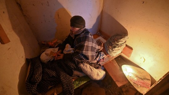 Bombat shpërthejnë në lindje të Ukrainës, njerëzit fshihen nëpër bunkerë të improvizuar (FOTO)