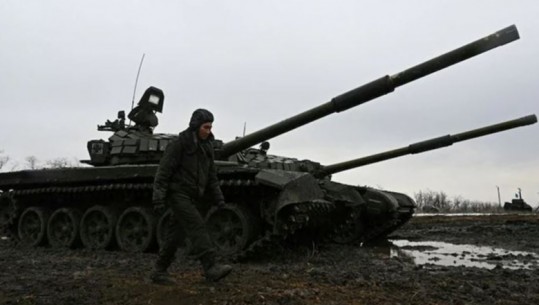 Valëvitën flamurin e bardhë, por më kot, tanku rus kalon mbi makinën e civilëve, vriten tre persona mes tyre edhe një fëmijë 
