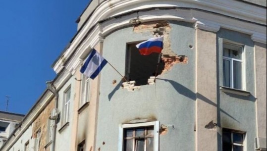 Rusët ‘ngulin’ flamurin rus mbi ndërtesën e bombarduar në Kherson