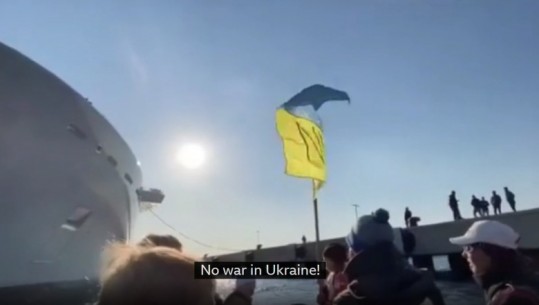 Duke valëvitur flamujt Ukrainas, të rinjtë  presin me protesta jahtin e Abramovich që po ankorohej në Turqi