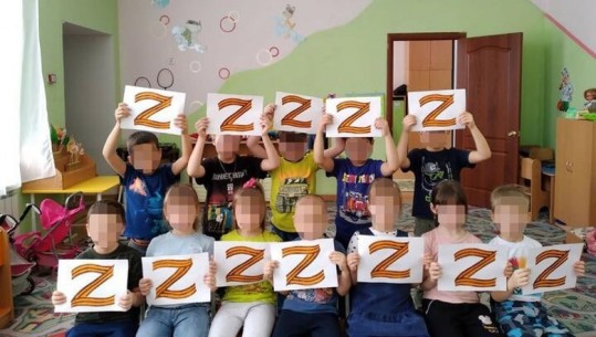 Rusët po përdorin fëmijët, i mësojnë të mbajnë shkronjën ‘Z’ në duar dhe ta promovojnë