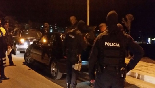 Aksion në Vlorë, arrestohen 3 persona, njëri i shpallur në kërkim e dy të tjerë për armëmbajtje pa leje