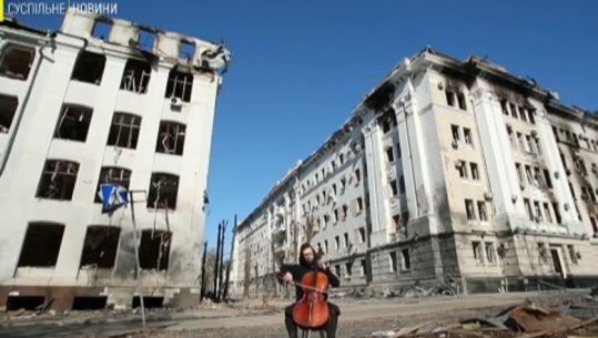 Kharkivi i bombarduar, muzikanti luan në zemër të qytetit të shkatërruar melodi në violonçel  