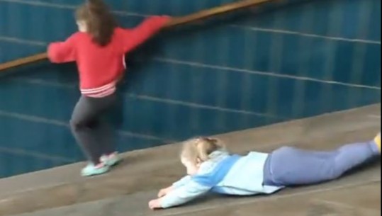 I ‘shpëton’ imagjinata, ja si dy vajza të vogla ukrainase argëtohen në një bunker (VIDEO)