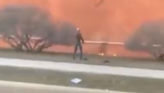Hodhi molotov mbi murin e ‘ngurtë' të Kremlinit, i riu plot guxim proteston kundër luftës në Ukrainë në mes të Moskës (VIDEO)
