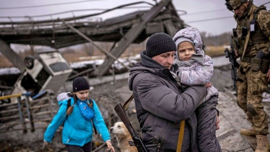 Rusia pretendon se pushtoi qytetin Izyum, Ukraina e mohon: Beteja vijon