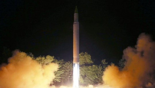 Kim Jong-un ka rindezur frontin e Paqësorit, Koreja Veriore teston raketën e ndaluar interkontinentale
