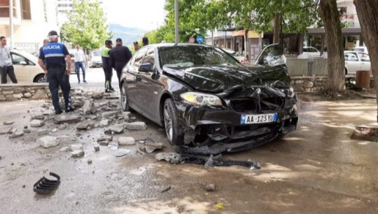 Ishin në arrest shtëpie, të rinjtë dalin zbuluar, marrin ‘BMW’ në Korçë dhe bëjnë aksident, njeri kapet nga policia, tjetri në kërkim