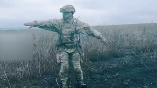 Kërcen dhe këndon për t’i treguar familjes se është gjallë, ja si përdor ushtari ukrainas fuqinë e rrjeteve sociale edhe në mes të luftës