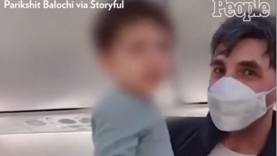  Vogëlushi shpërtheu në lot, por e qetësuan pasagjerët me ‘Baby Shark’, revista ‘People’ publikon momentet e veçanta brenda avionit që udhëtonte drejt Shqipërisë  