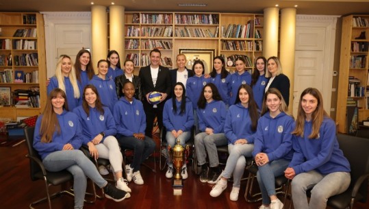 Veliaj me ekipin e vajzave të Tiranës, kampione në volejboll: Krenar që i rikthyet lavdinë skuadrës pas 9 vitesh; në Tiranë askush nuk ta ha hakën