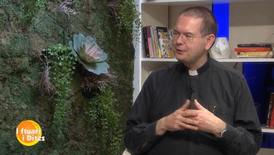 ‘Braktisa dashurinë për fenë’, prifti gjerman rrëfen në Report Tv si e gjeti rrugën drejt besimit katolik: Jam shuguruar 40-vjeç