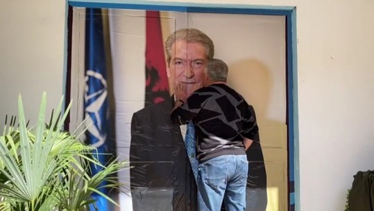 VIDEO/ Demokratët në Shkodër nuk humbin kohë, vendosin portretin e Berishës në derën e selisë! Anëtari i PD-së puth foton