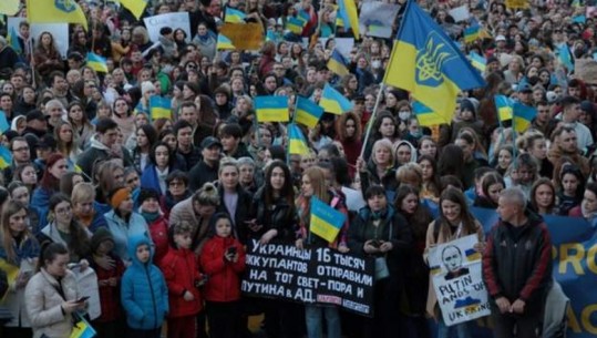 VIDEO/ Mijëra njerëz protestojnë në mbështetje të Ukrainës në Varshavë