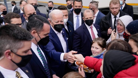 Biden takon refugjatët ukrainas në Varshavë: Putini është kasap