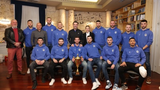 Fituan Kupën e Shqipërisë pas 26 vitesh, Veliaj pret ekipin e volejbollit për meshkuj të SK Tiranës: Investimet e reja në sport sollën rezultat