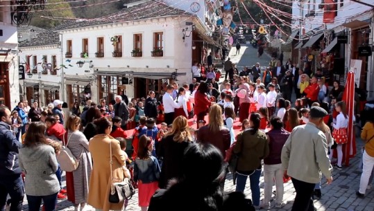 Karnavalet në Gjirokastër, rrugët e kalldrëmta mbushen me fëmijë me kostumeshumëngjyrëshe