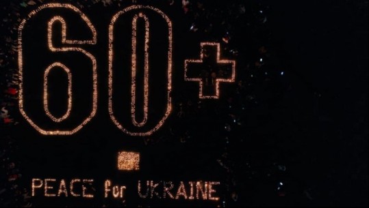 “Paqe për Ukrainën”, qirinj dhe homazhe në sheshin ‘Skënderbej’ për jetët e humbura në luftë (FOTO DHE VIDEO)