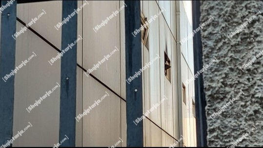 VIDEOLAJM/ Dalin pamjet, ja dhoma e izolimit në Komisariatin e Kamzës që iu vu zjarri nga dy të arrestuarit