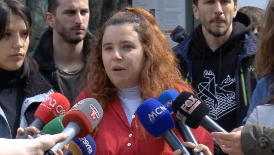 Protestë para drejtorisë së Policisë në Tiranë, flasin dy vajzat e goditura nga 30-vjeçari: Mbahen në qeli protestues, e lihen të lirë dhunues serial