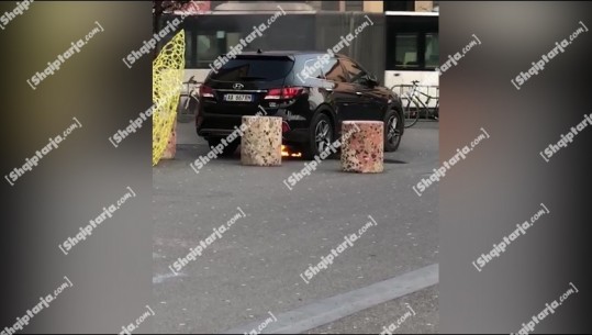 Makinës në pronësi të UKT i vendosën zjarrin para Bashkisë 2 ditë më parë, Report Tv siguron videon
