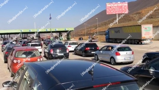 Pas fundjavës me diell në Shqipëri, qytetarët e Kosovës kthehen në shtëpi, fluks automjetesh në Morinë 