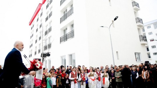 Rama në Manzë, hapen dyert e 230 apartamenteve të reja për banorët që humbën shtëpinë në tërmetin e 26 nëntorit! Kryeministri: Njëlloj i qëndrojmë pranë shqiptarëve edhe në krizën e çmimeve