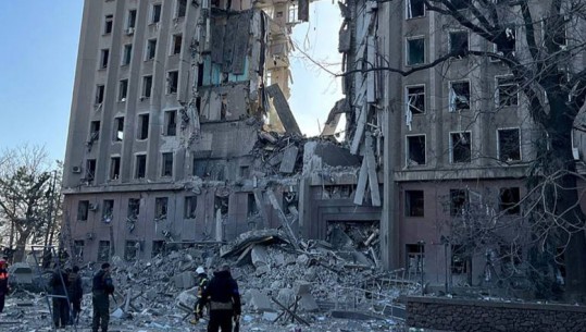 Sulmi mbi ndërtesën administrative në Mykolaiv, nxirren dy trupa të pajetë nga rrënojat 