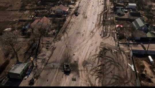 Lufta Rusi-Ukrainë, 30 sulmues ukrainas të pasionuar pas dronëve mposhtën mega-kolonën e tankeve ruse në hyrje të Kievit