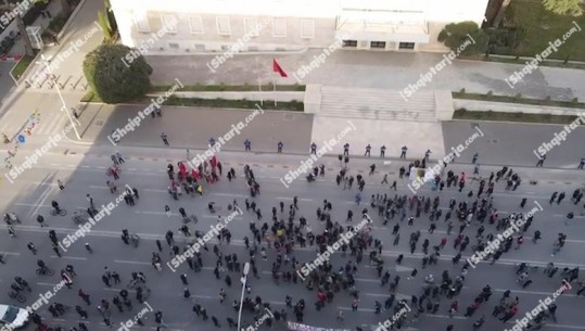 Report Tv sjell pamjet me dron nga protesta para kryeministrisë